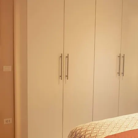 Апартаменты Charlies House By The Sea
